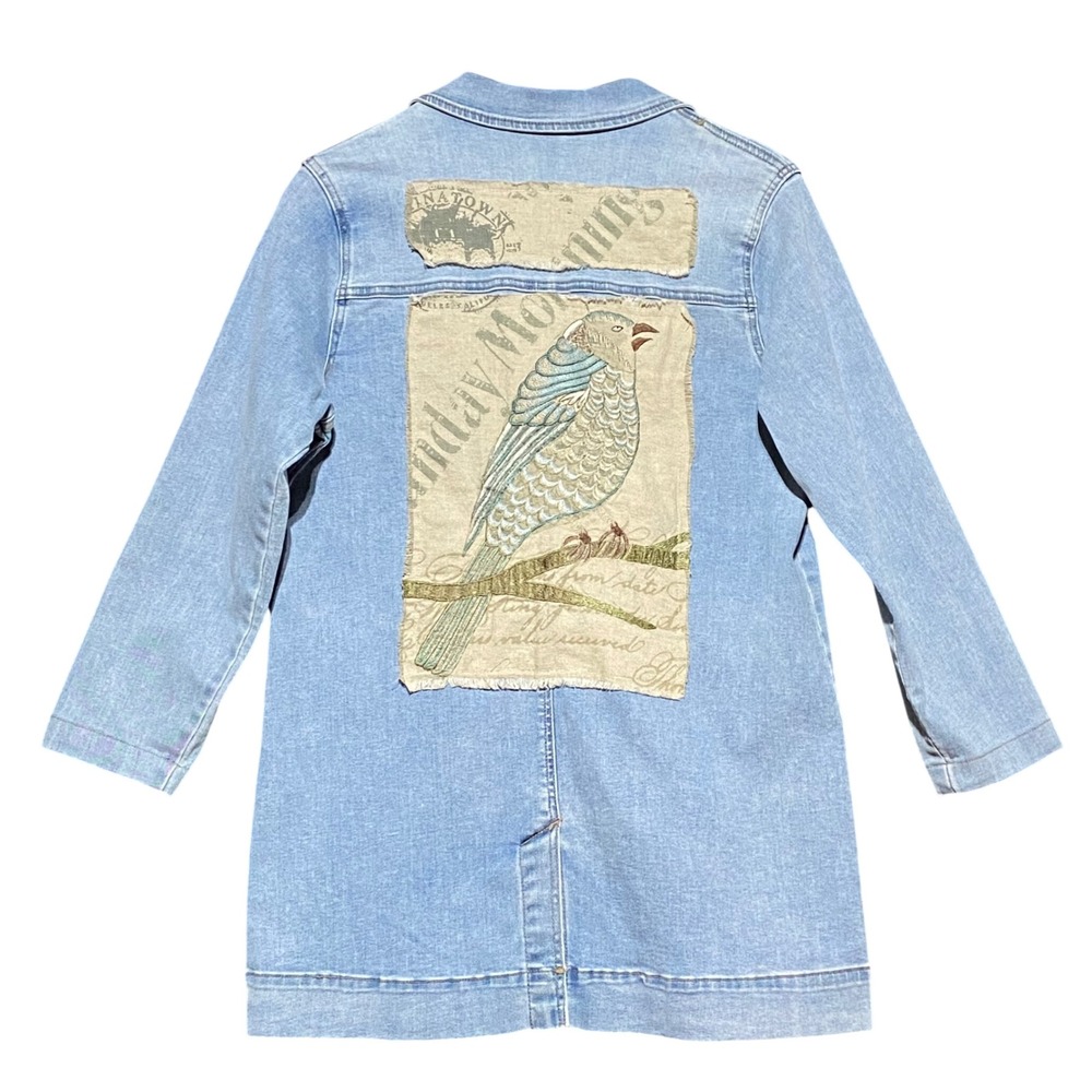 D2 Diane Gilman Women's Size M Light Wash Denim Bird Patch Chore Jacket Blue